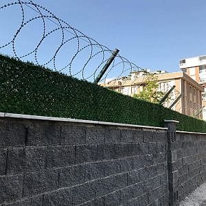 panel çit üzeri jiletli tel